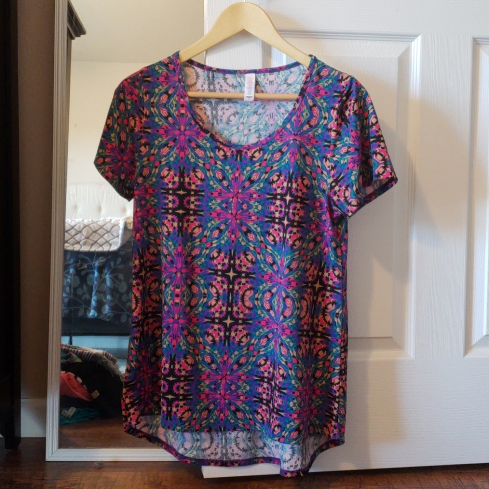 LulaRoe size small classic tee